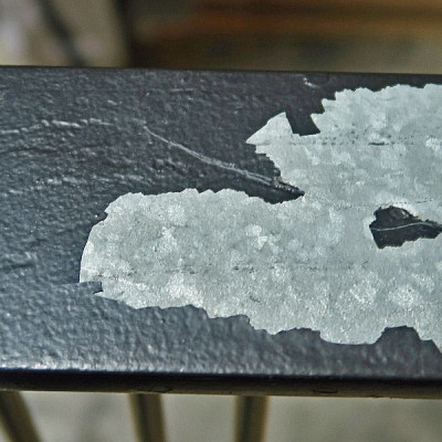 Enthaftung der Beschichtung auf feuerverzinktem Geländer