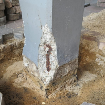 Betonpfeiler: Abbrucharbeiten im geschädigten Bereich