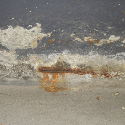 freiliegende korrodierende Bewehrung