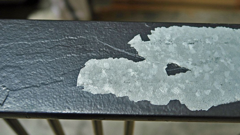 Enthaftung der Beschichtung auf feuerverzinktem Geländer