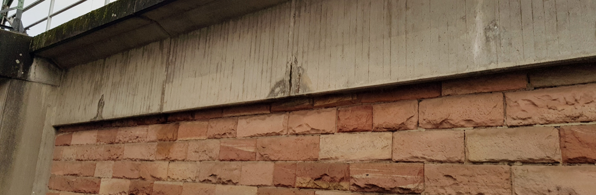 Betonschaden an einer Bauwerksmauer