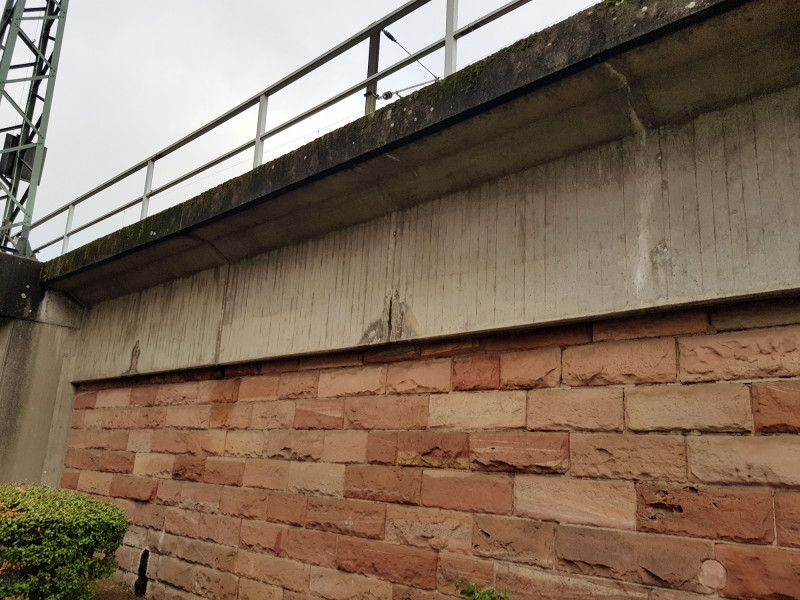 Betonschaden an einer Bauwerksmauer