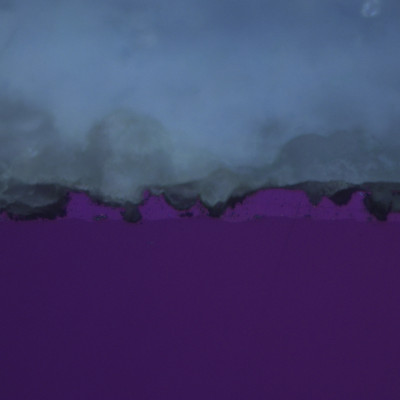 Metallgraphisches Schliffbild durch Angriff im polarisiertem Licht – Vergrößerung: 500:1