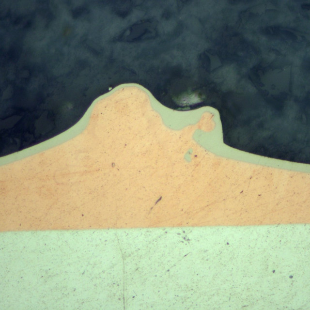 Metallgraphisches Schliffbild durch „Pickel“ – Vergrößerung: 500:1