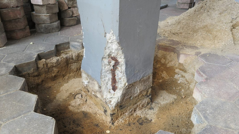 Betonpfeiler: Abbrucharbeiten im geschädigten Bereich