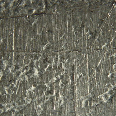 Vergrößerung der feuerverzinkten Oberfläche unterhalb der abgelösten Beschichtung; Vergr.: 10:1