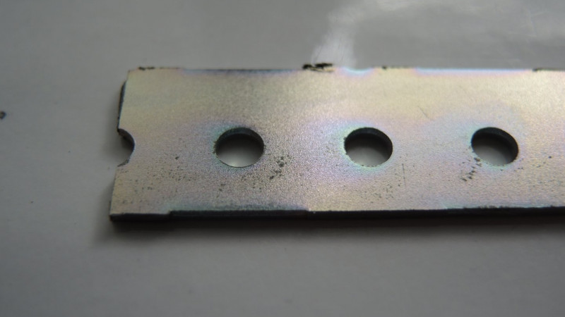 Profiliertes Stahlblech mit Flecken auf dem galvanisch aufgebrachten Zinküberzug mit Dickschichtpassivierung