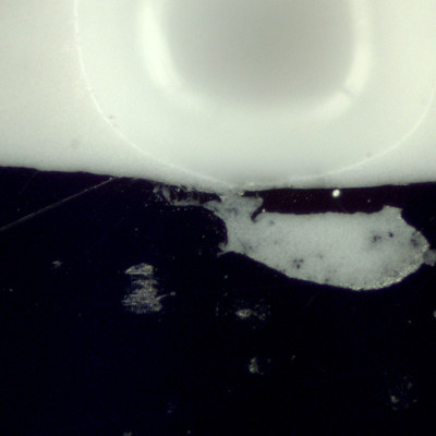 Vergrößerung der Randpore im Zinkdruckguss aus dem vorherigen Bild Vergr.: 200:1 (DF)